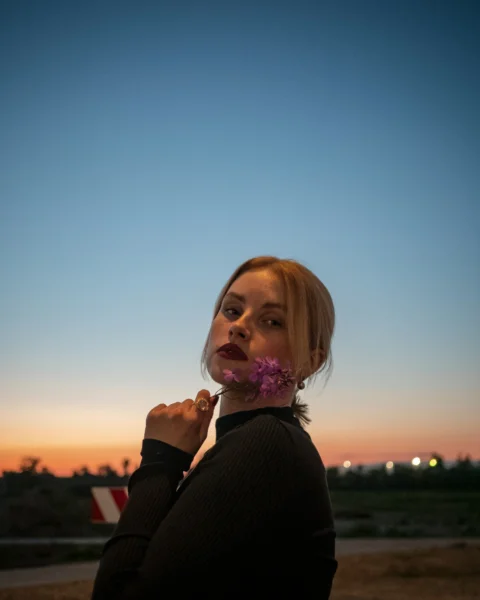 一位嘴裡含著花的女子