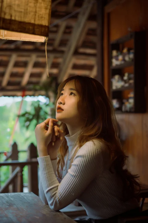 身穿黑白条纹长袖衬衫的女人