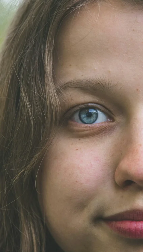 woman with blue eyes and brown hair