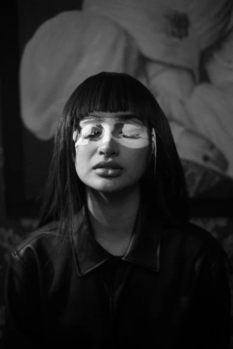 一張戴眼鏡的女人的黑白照片