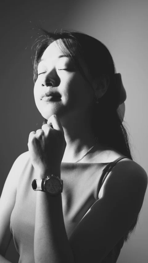 手腕上戴著手錶的女子