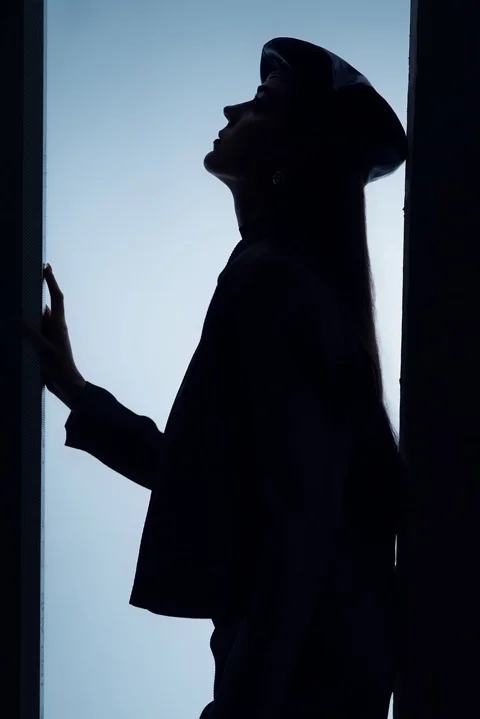 女性剪影、憂鬱人像、陰影光線、戲劇化時尚
