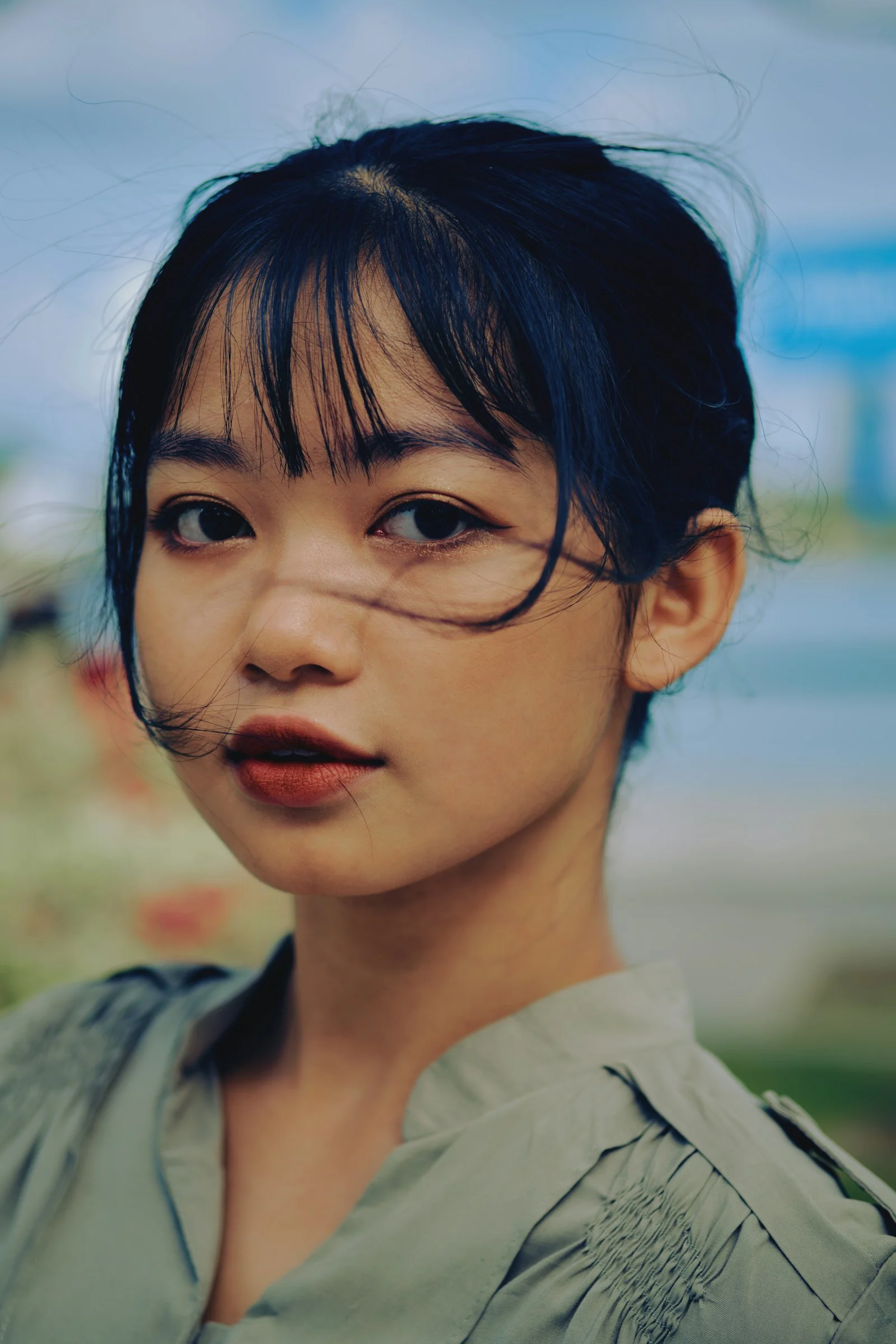 흰색 카라 셔츠를 입은 소녀
