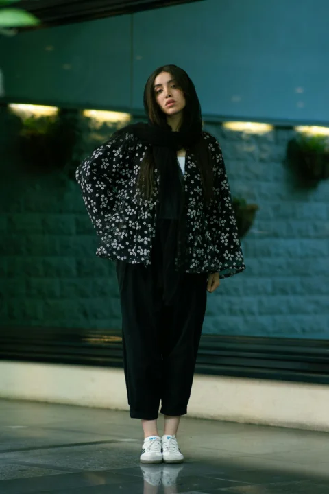 女人穿著時尚的黑色服裝擺姿勢