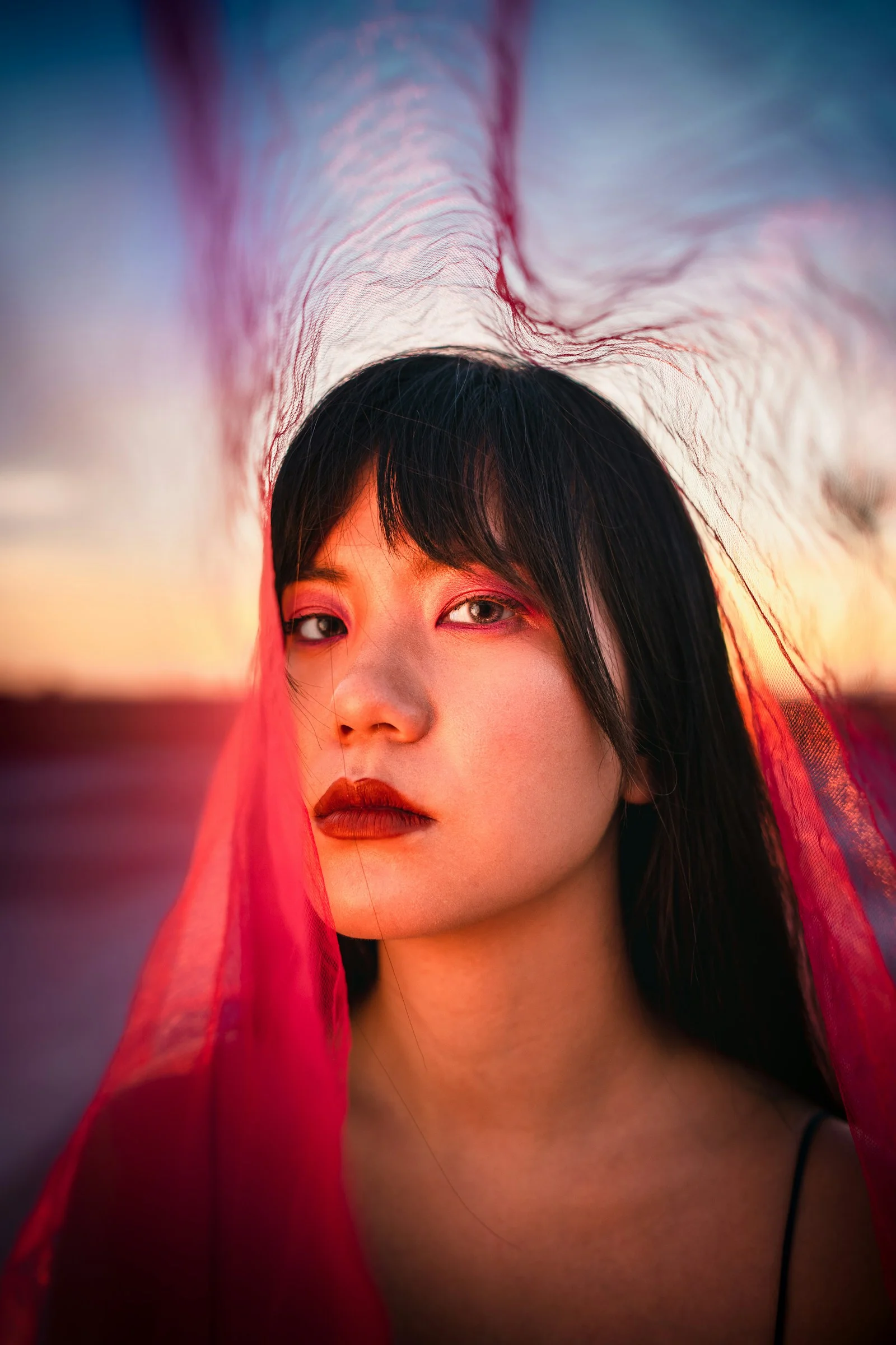 塗紅色唇膏、穿白紅織物的女子
