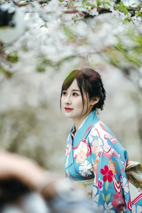 woman in white red and blue floral kimono