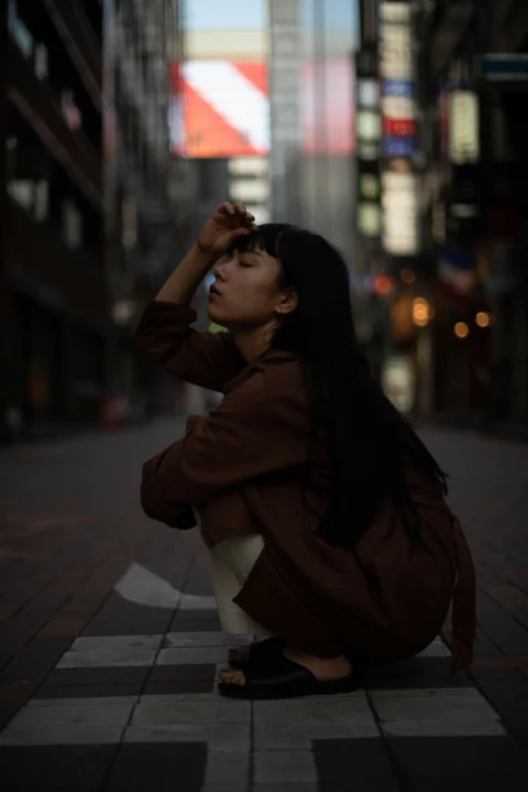 坐在城市中央地面上的女子
