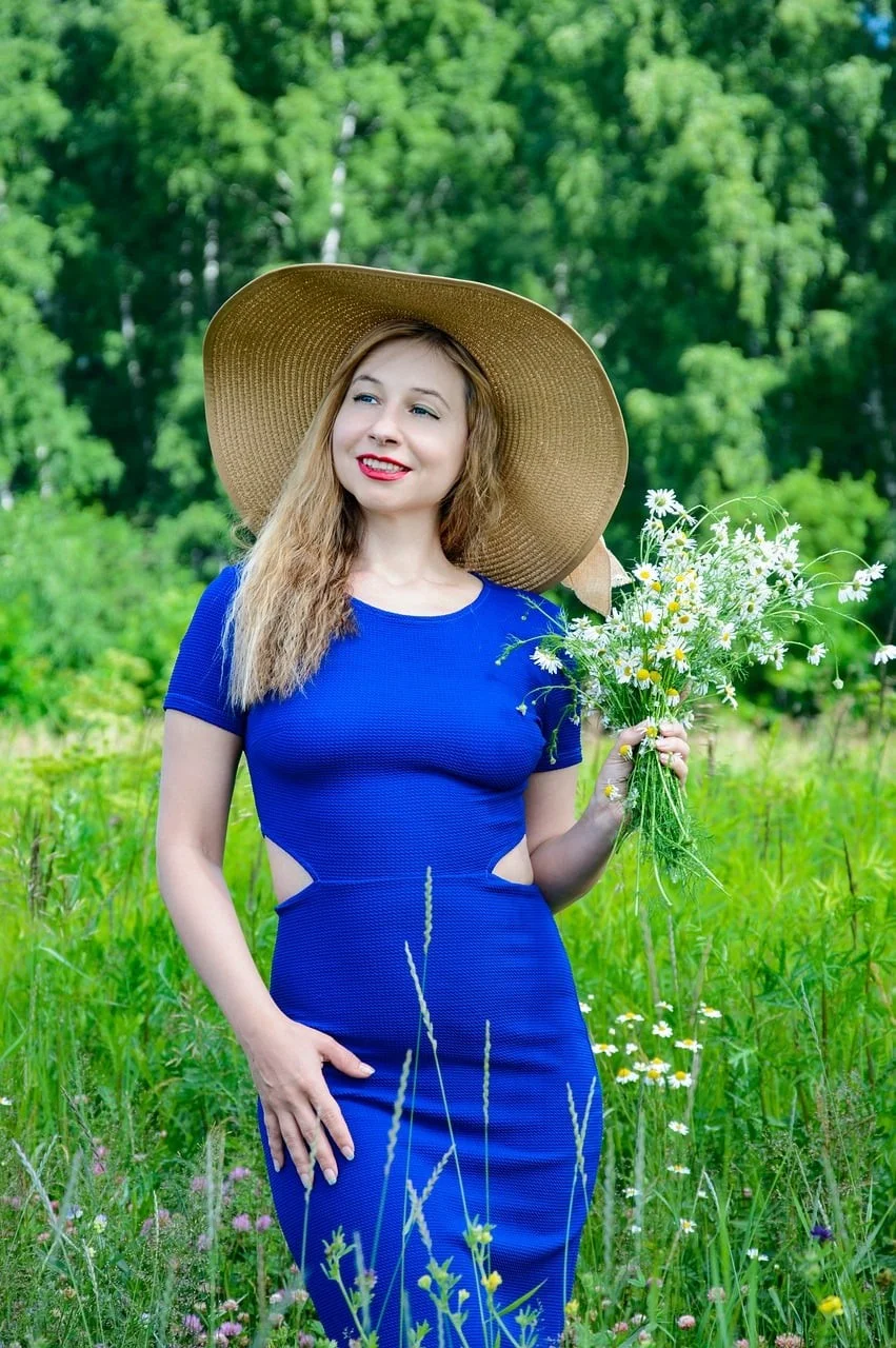 女人，蓝色连衣裙，遮阳帽，花朵