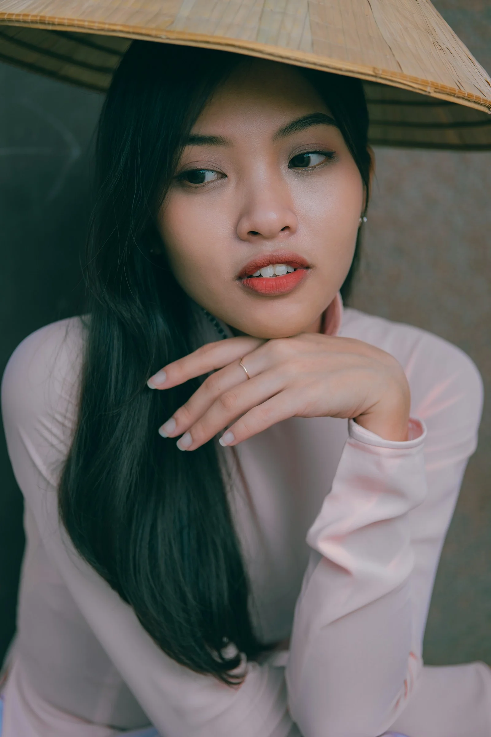 头上戴着帽子的女士