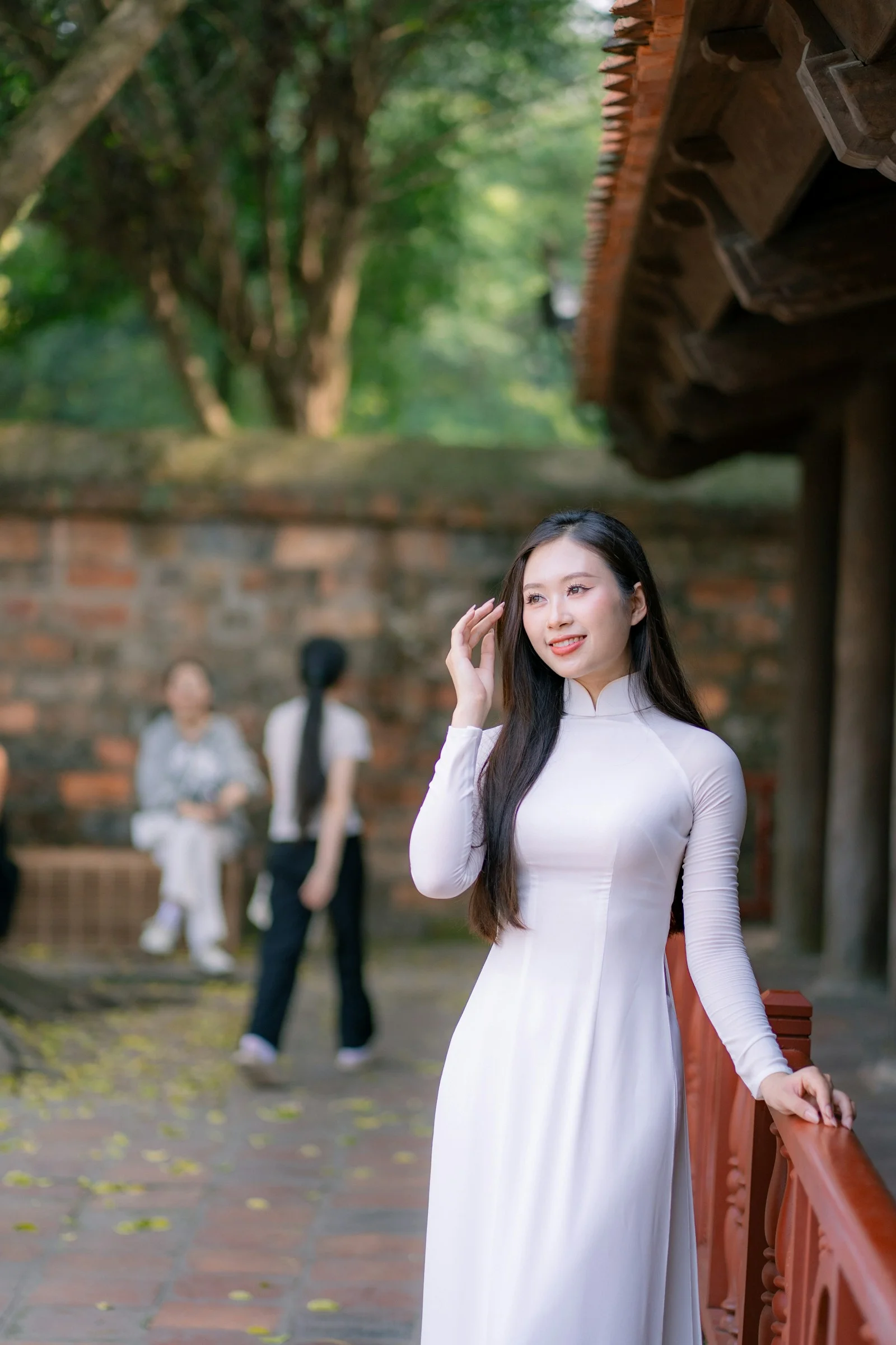 一位身穿传统白色连衣裙摆姿势的女子