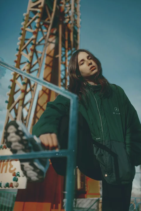 站在摩天轮前的女子