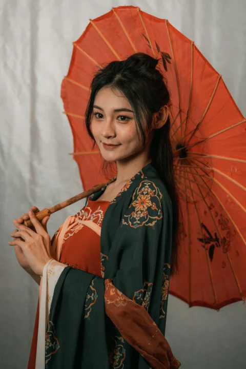 一个身穿和手持橙色雨伞的女人