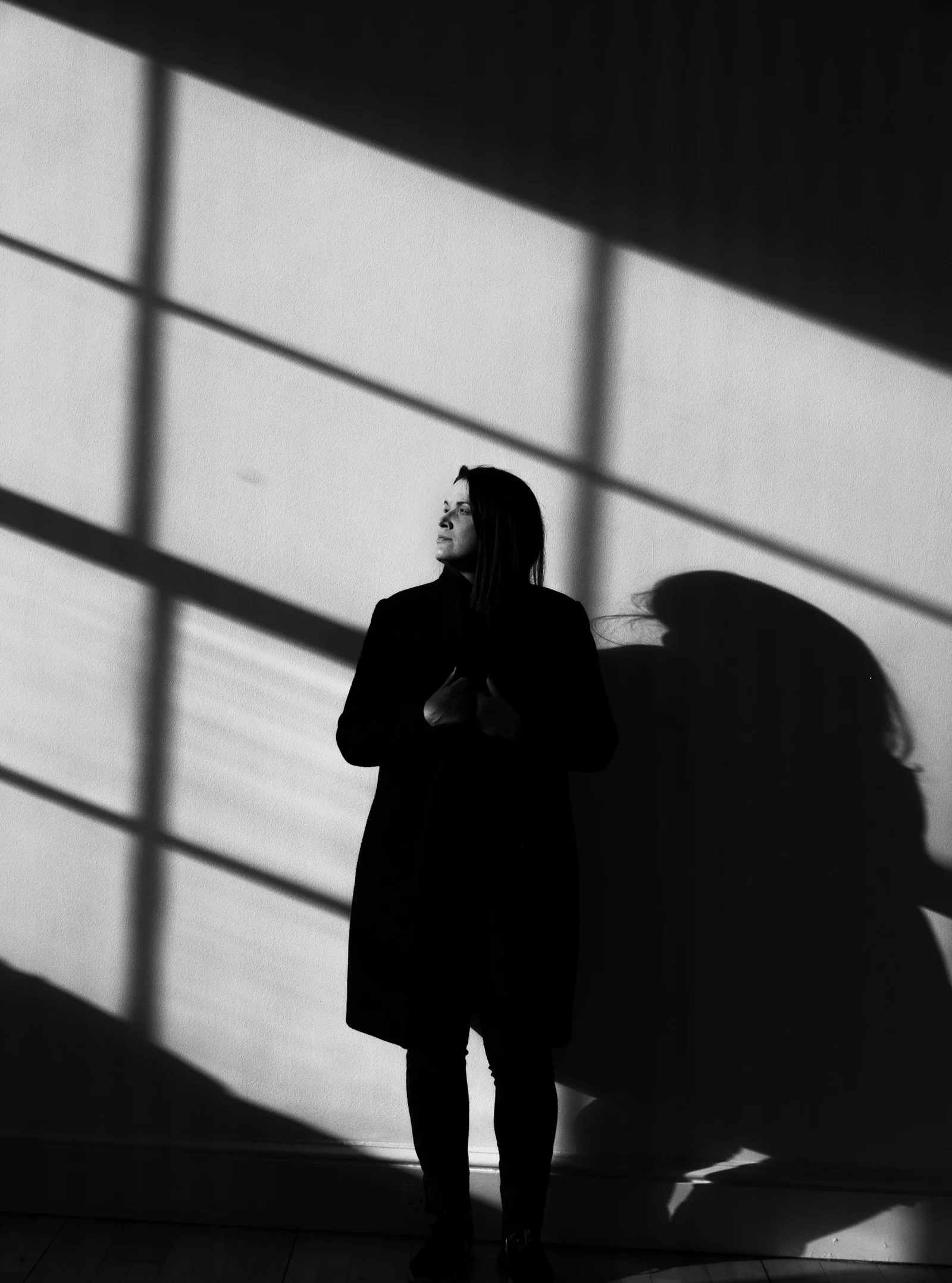 女人站在墙边