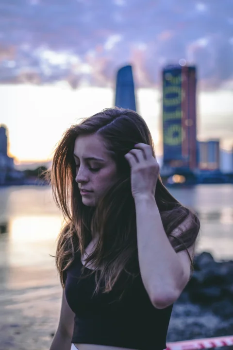 白天户外一位女子的选择性对焦摄影