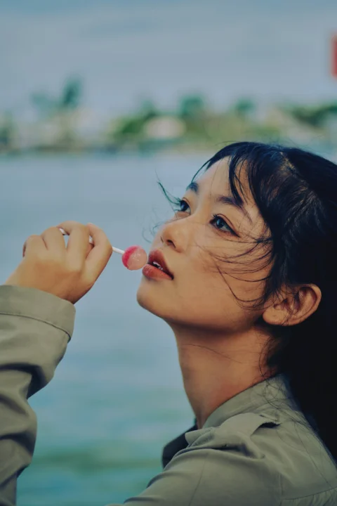 穿白色翻领衬衫的女孩