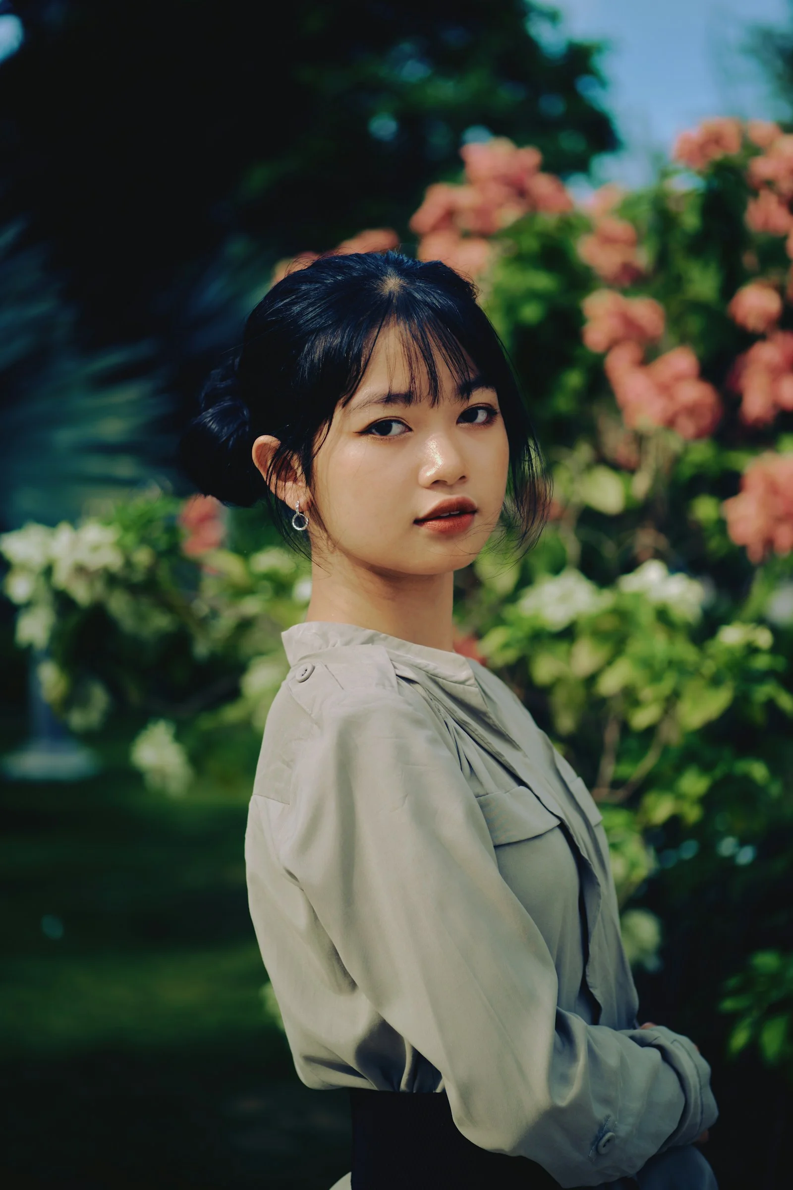 穿白色翻领衬衫的女孩