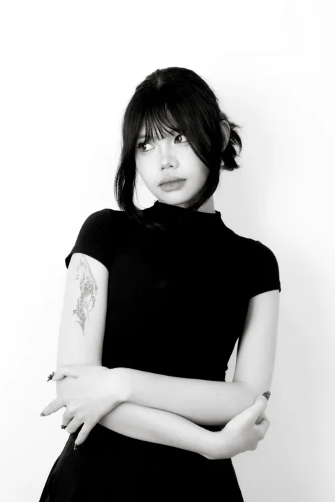 穿黑色洋裝、留著瀏海的年輕女人