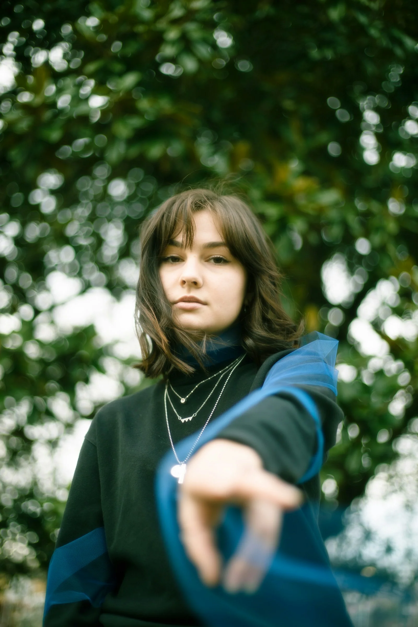 身穿黑藍色連帽衫的女子