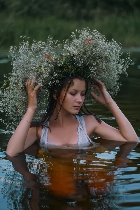 女人，鲜花，河流，花环