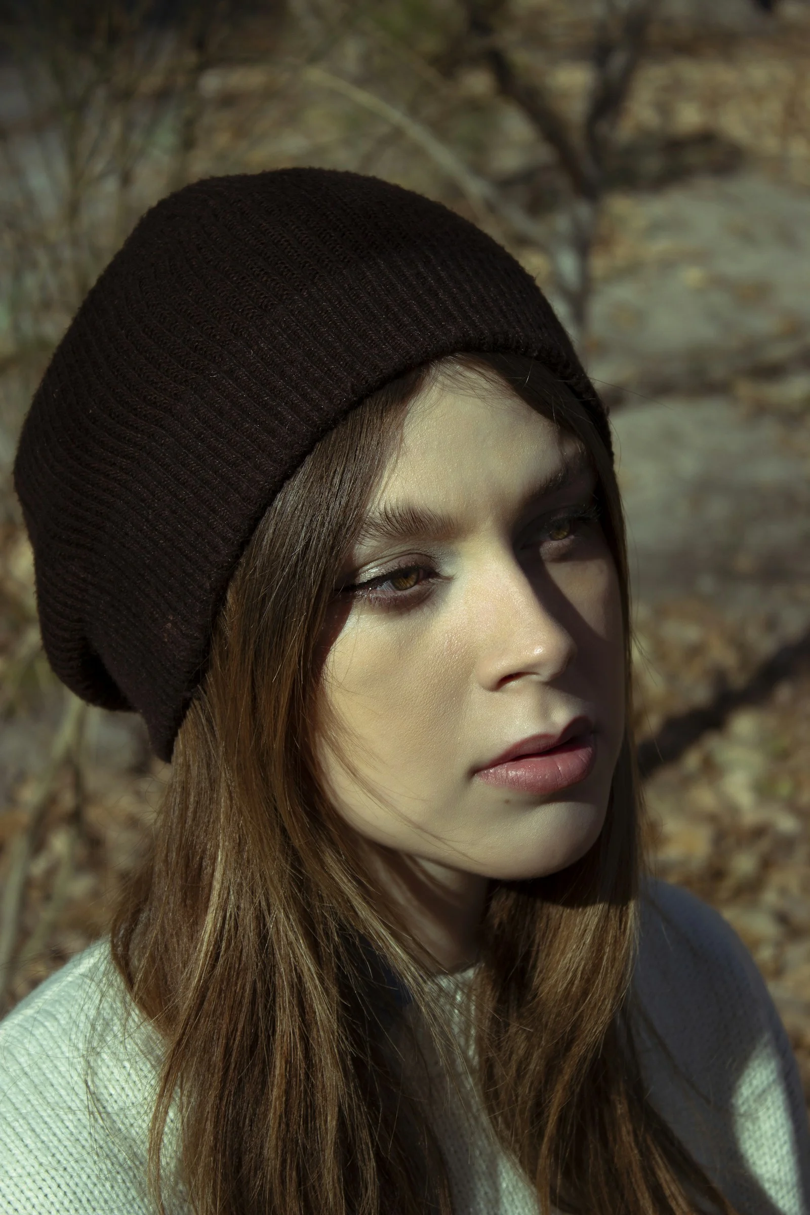 一位留着长发、戴着毛线帽的女士