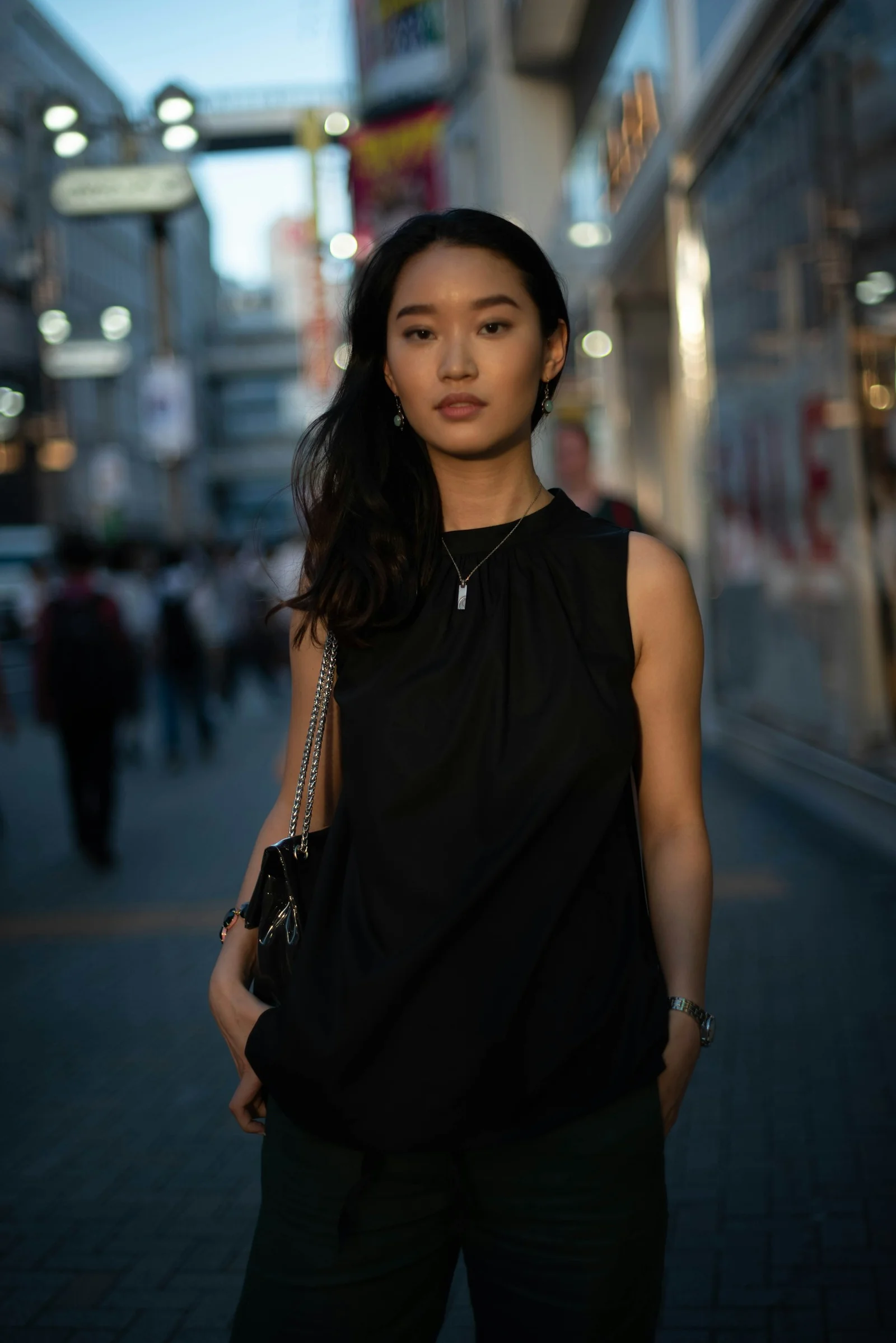 一位站在城市人行道上的女子