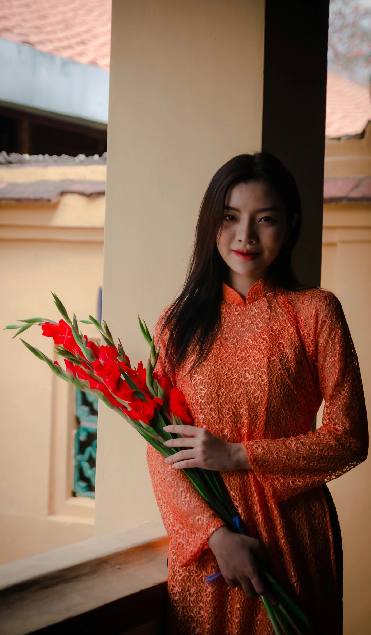 一位手持红花花束的女性