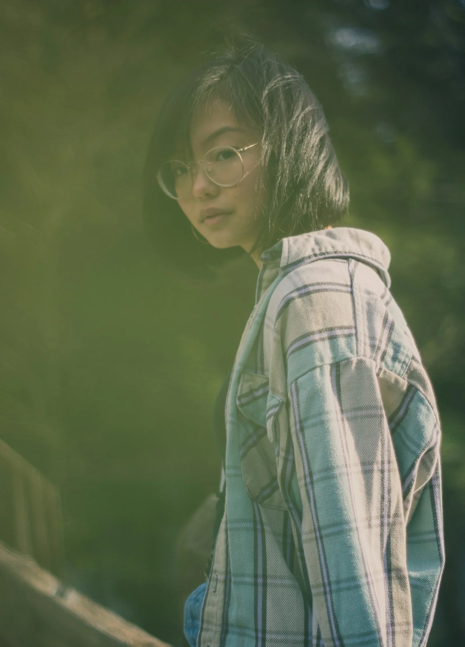 白と青のチェック柄のスポーツシャツを着た女性