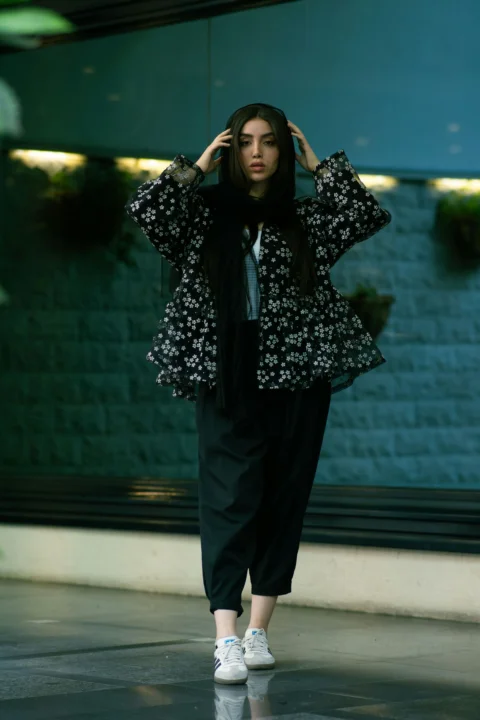 身穿时尚服装摆姿势的女子