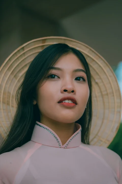 头上戴着帽子的女人