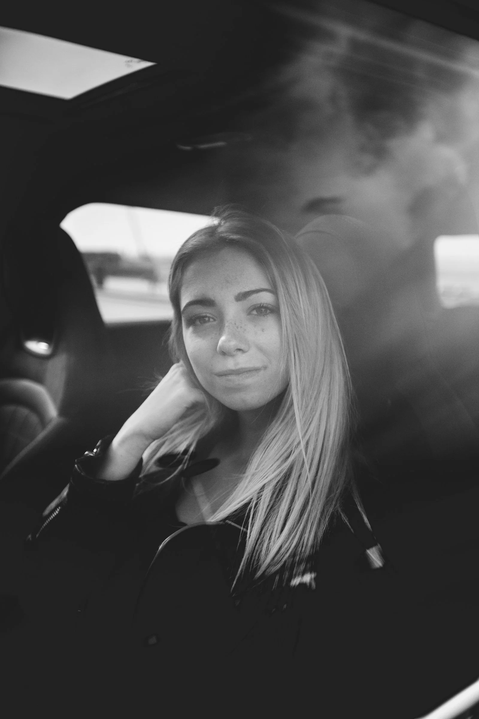 穿著外套坐在車上的女子