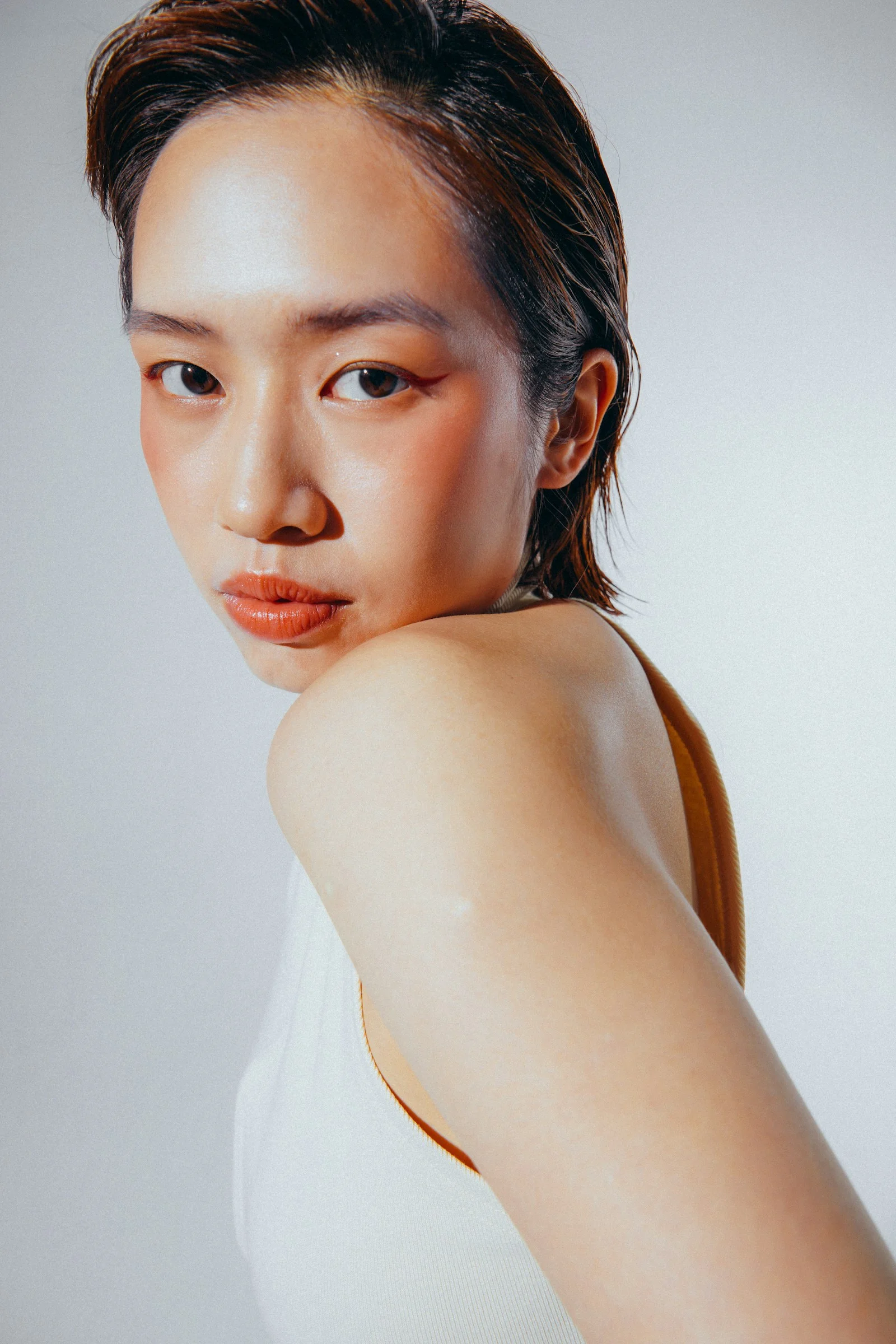 身穿白色背心的女子正在為拍照擺姿勢