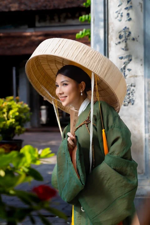 vietnamese woman, traditional hat, bamboo, female portrait