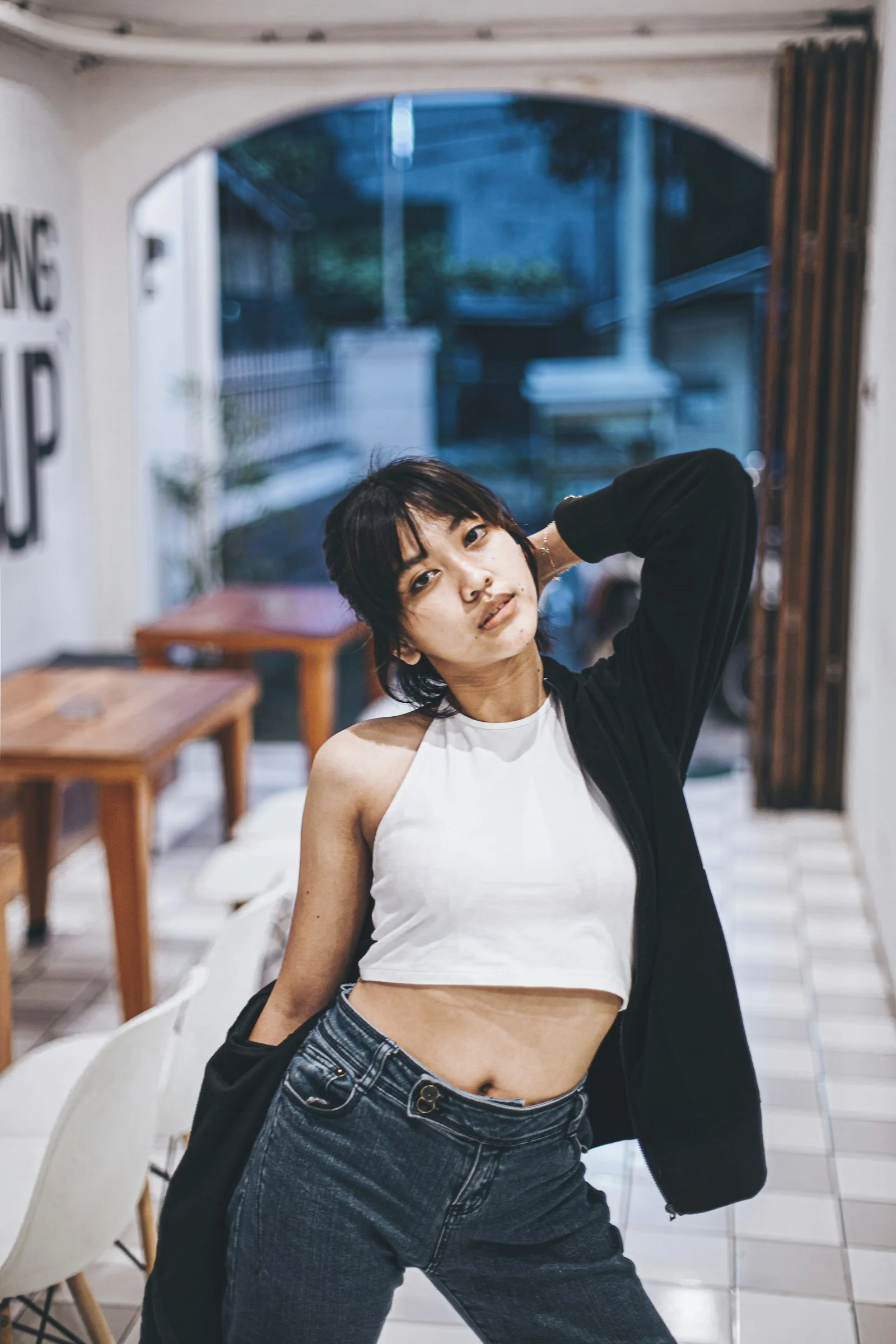 一名女子在房間裡擺姿勢拍照