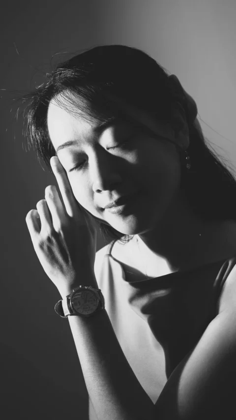 手腕上戴着手表的女人