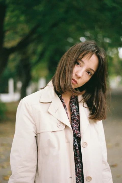 穿着棕色夹克的女人