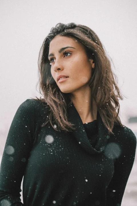 雪地上身穿黑色长袖衬衫的女子
