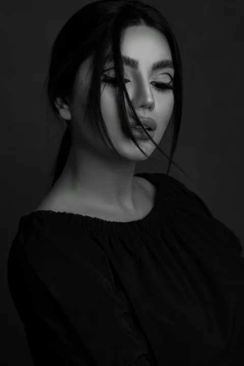 穿黑色圆领衬衫的女人