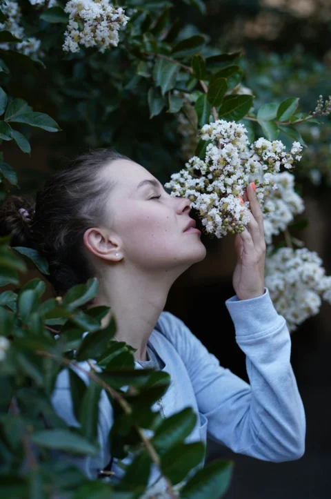 闻花的女子