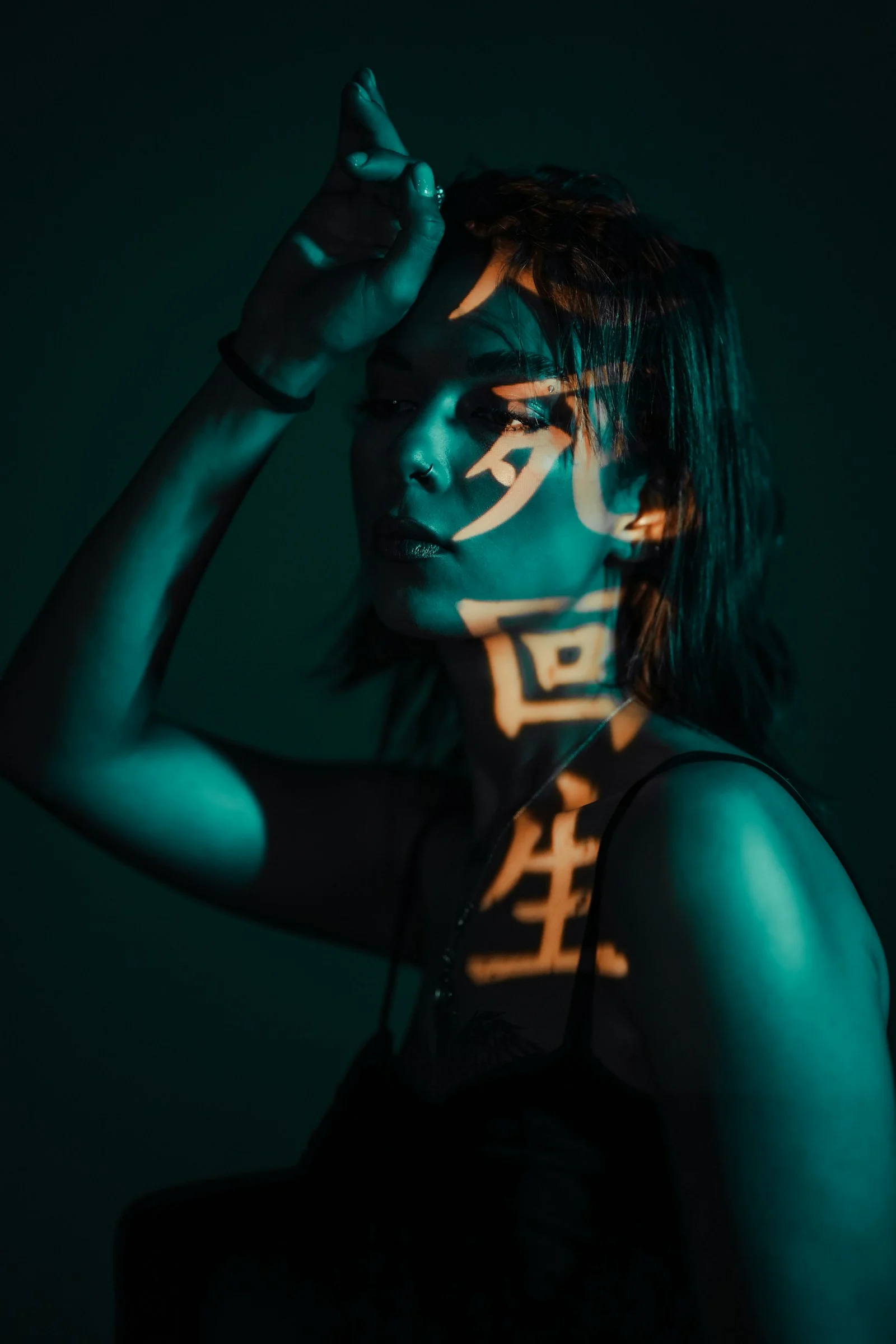 女人在日本汉字投影前摆姿势
