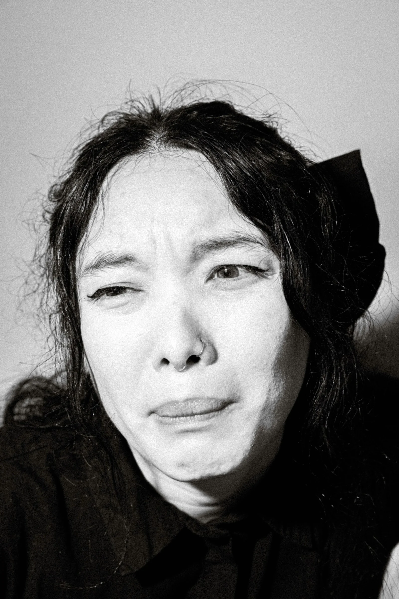 一张闭着眼睛的女人的黑白照片