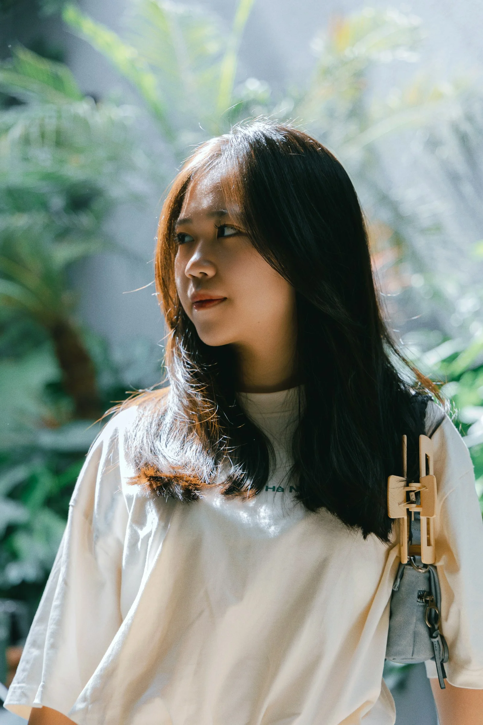 一个女人站在绿色植物前