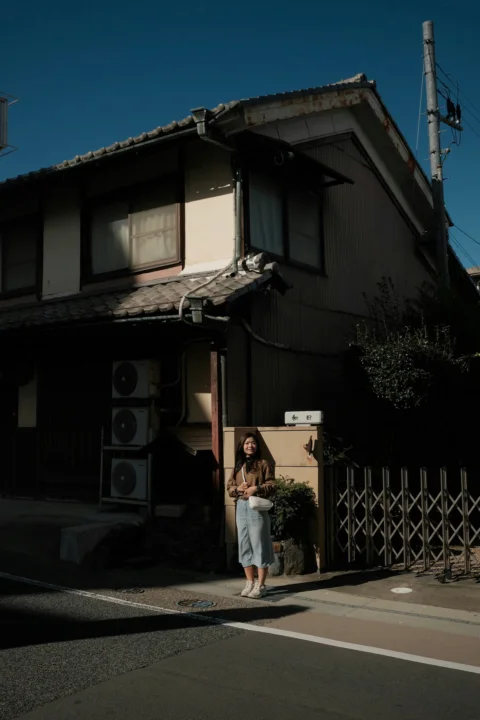女人站在日式房屋外