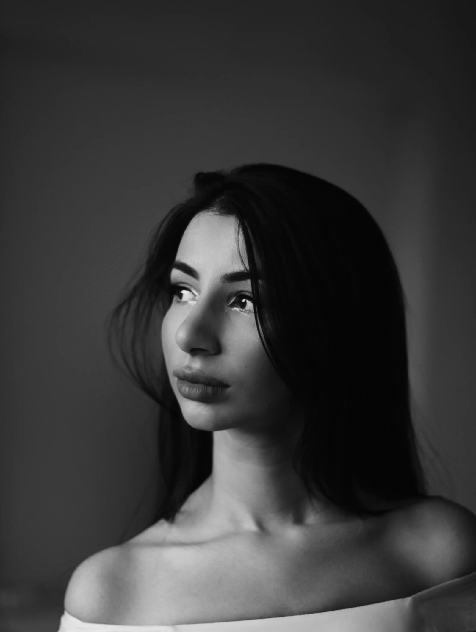 女子的黑白照片