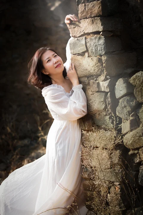 여인, 돌담, 흰 드레스, 폐허