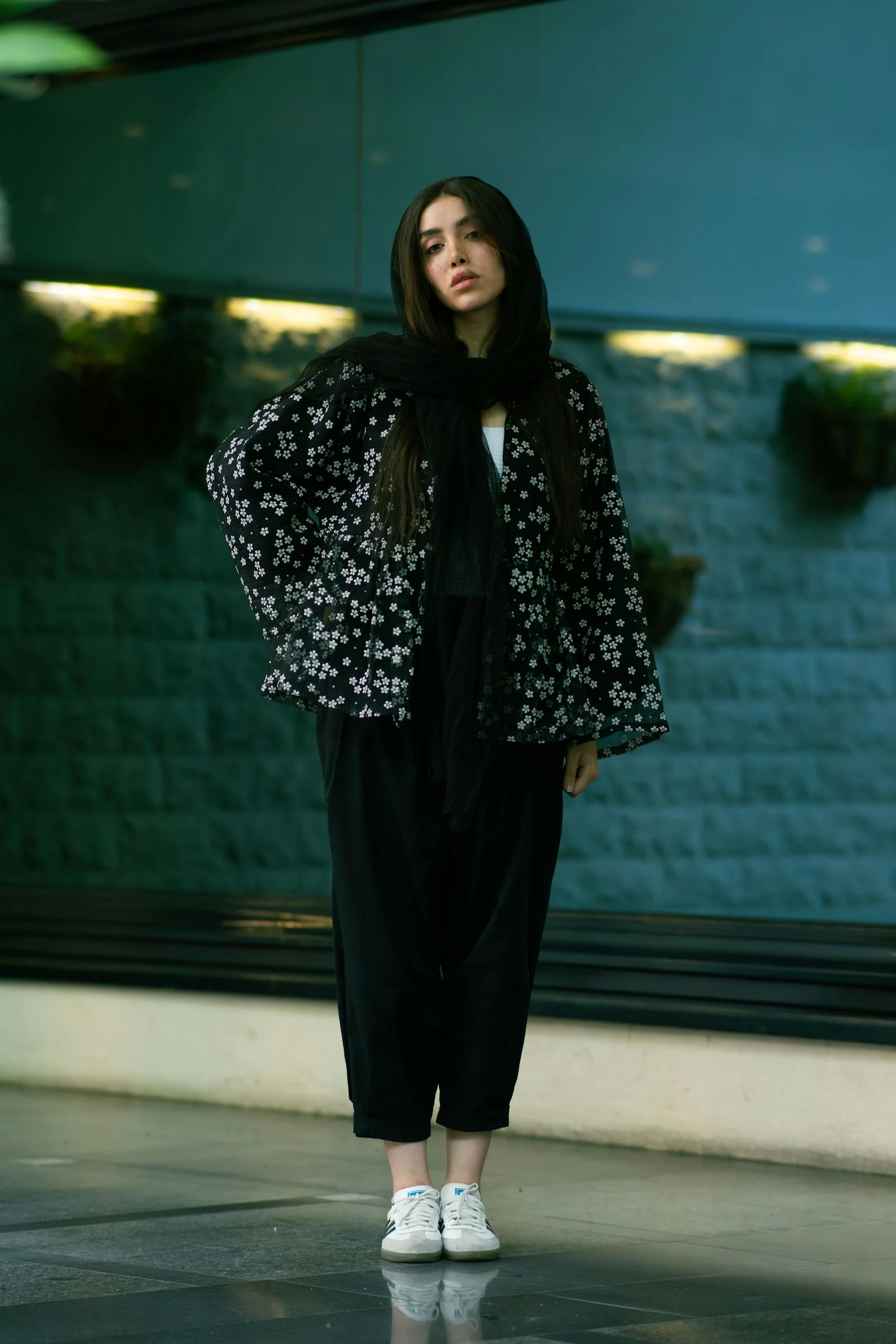 女人穿著時尚的黑色服裝擺姿勢