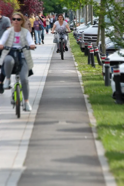 woman, while riding, bike, the sidewalk