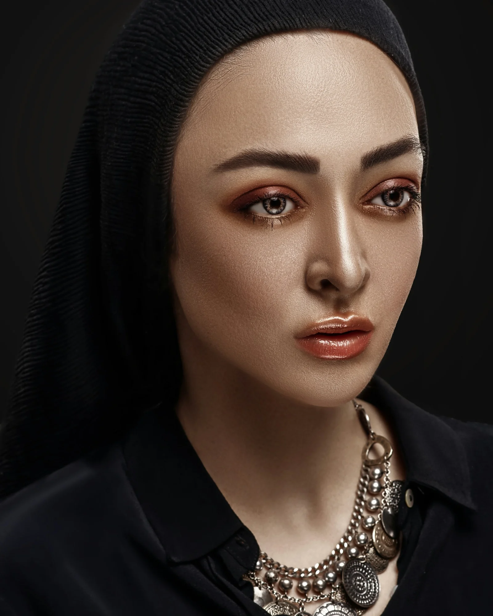 검은 셔츠와 목걸이를 착용한 마네킹 머리