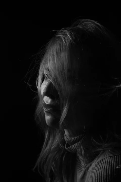 女人面部的灰度照片