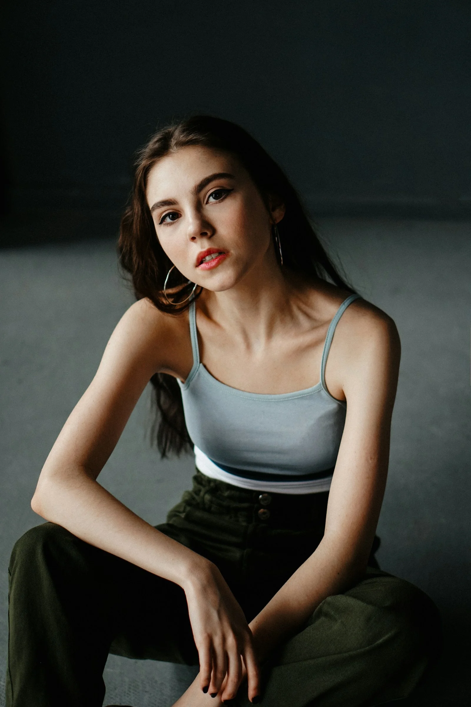 一位盤腿坐在地板上的女子