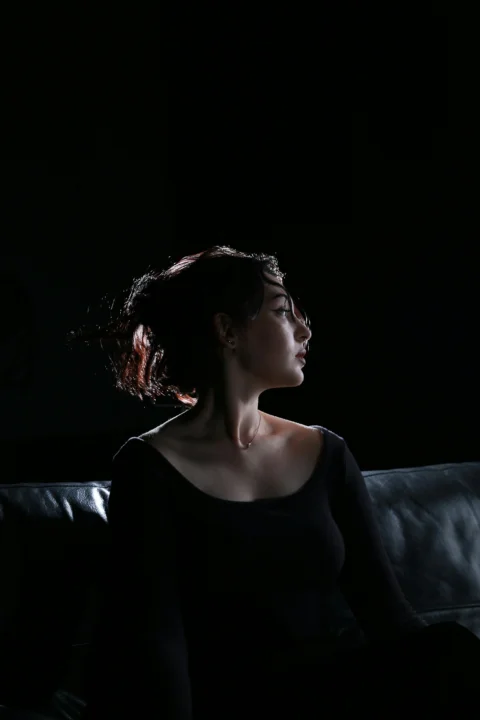 黑暗中坐在沙发上的女子